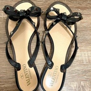 Valentino Garavani Rockstud Bow Flat Thong Sandals